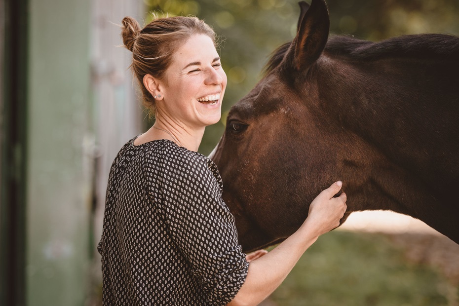 Lachende Frau mit Pferd